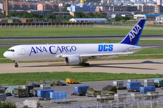 Samolot OCS kołujący na lotnisku