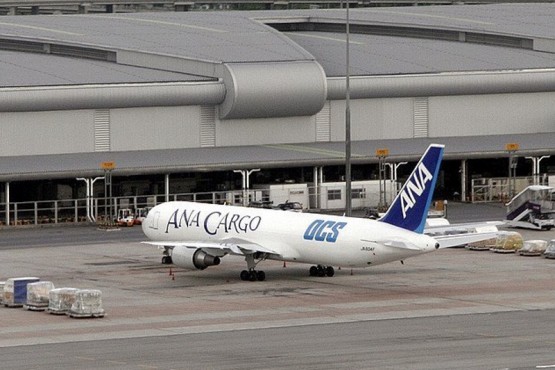 Samolot OCS przy terminalu na lotnisku