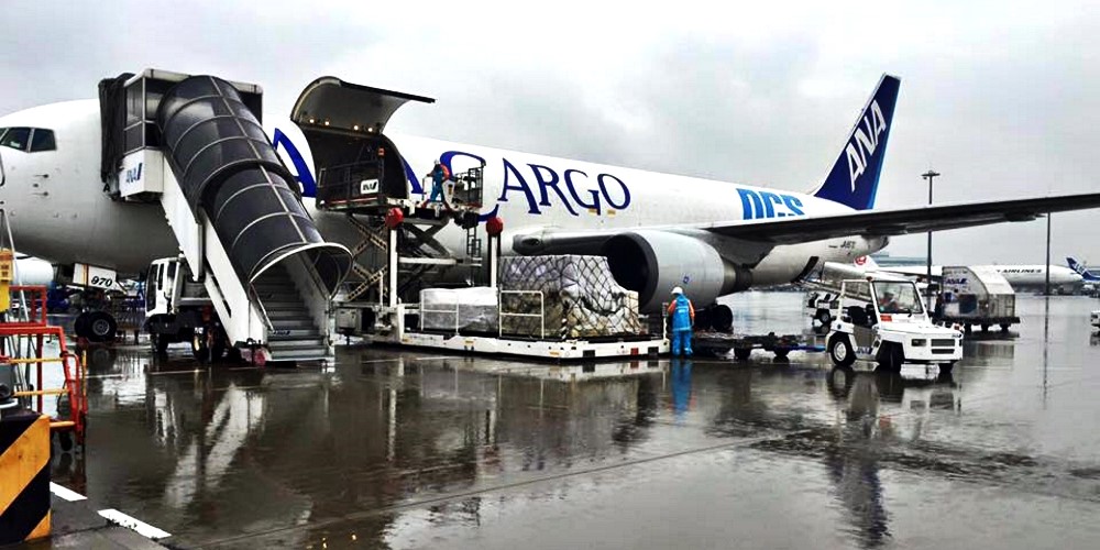 Samolot OCS Ana Cargo podczas załadunku