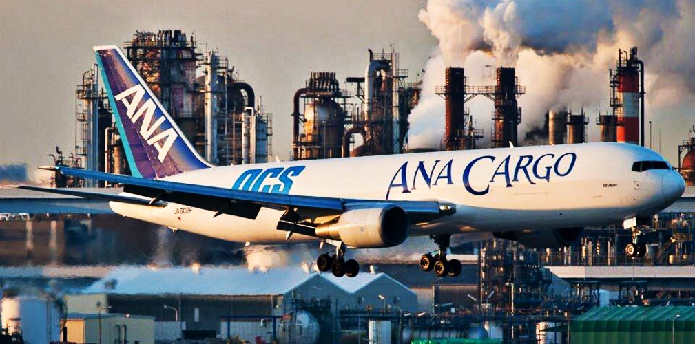 Samolot OCS Ana Cargo podczas lądowania
