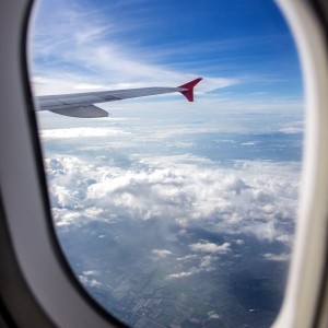 Widok z okna lecącego samolotu